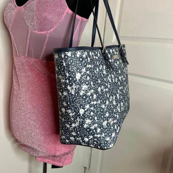 °｡⋆♡ Michael Kors Emry Large Tote Navy Floral (HB-17) - Picture 5 of 6